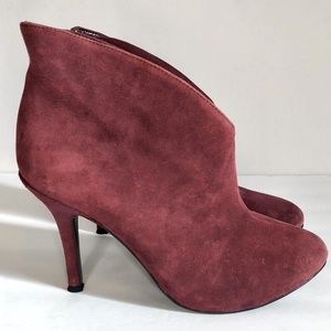 VINCE CAMUTO CADEN EMBOSSED DRESS SHOOTIE DARK GARNET 6 1/2